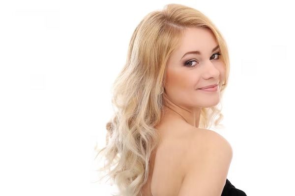 belle blonde aux cheveux bouclés.