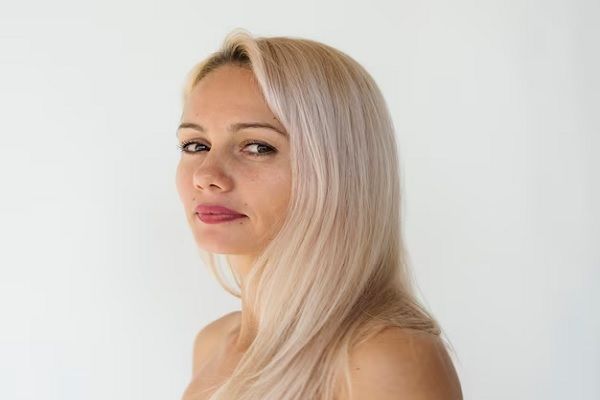 jolie jeune femme caucasienne positive