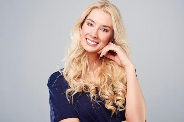 large sourire de blonde joyeuse. prendre soin des cheveux blonds. Comment prendre soin des cheveux blonds