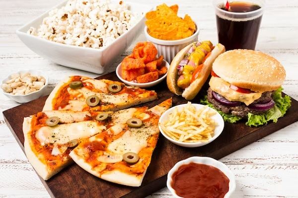 Les aliments transformés tels que les pizzas, les hamburgers, les boissons gazeuses et le pop-corn. , les aliments à privilégier pour avoir de beaux cheveux