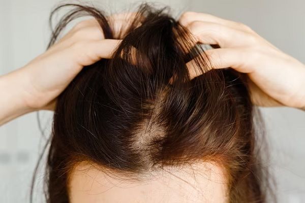 tête d'une fille caucasienne avec des cheveux gris noirs vue d'en haut en gros plan