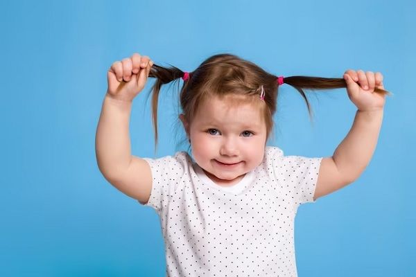 Bonheur belle petite fille mignonne enfant souriant. L'alopécie chez l'enfant, est-ce possible ?