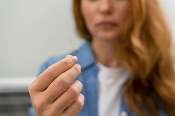 Femme recevant un traitement contre la perte de cheveux dans une clinique