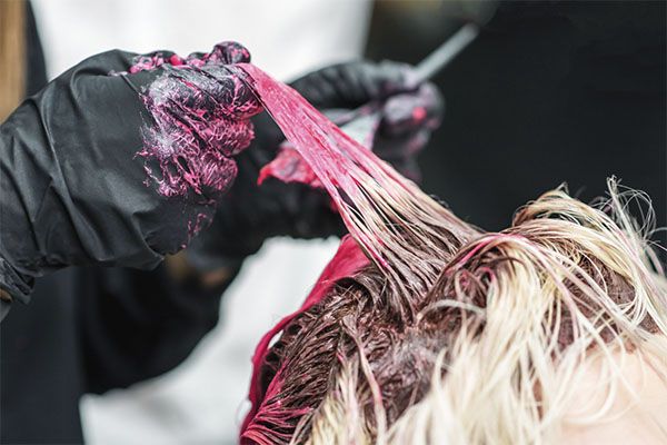 Est-il sans risque de se teindre les cheveux après une greffe de cheveux ?
