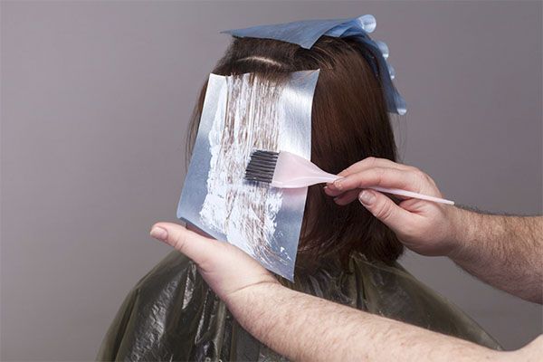 Est-il sans risque de se teindre les cheveux après une greffe de cheveux ?