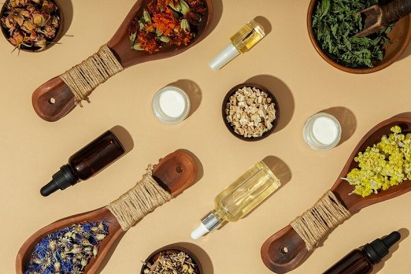 Vue du dessus de la nature morte de phytothérapie. Pelade de barbe les causes et traitements