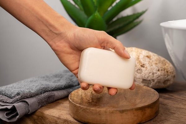 Gros plan sur le lavage hygiénique des mains.