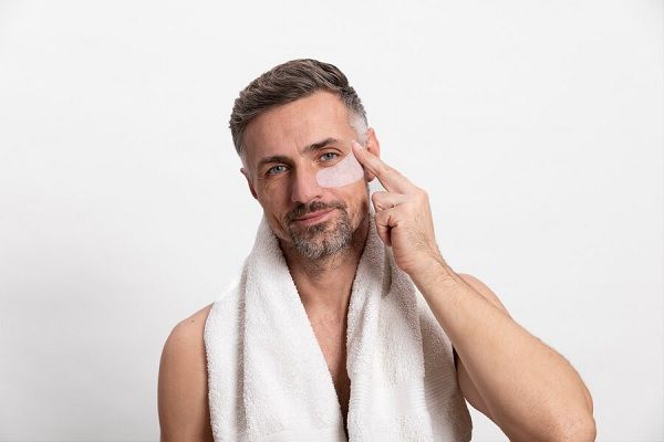 Homme utilisant un traitement anti-âge. routines de rasage et de soins de la peau 