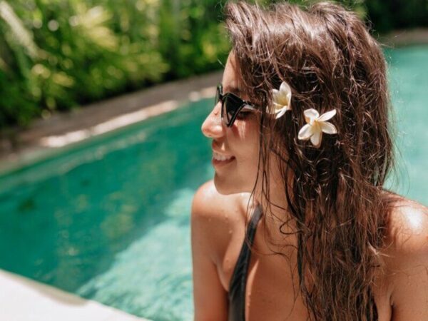 belle femme brune avec des lunettes de soleil. Les bienfaits du hair slugging