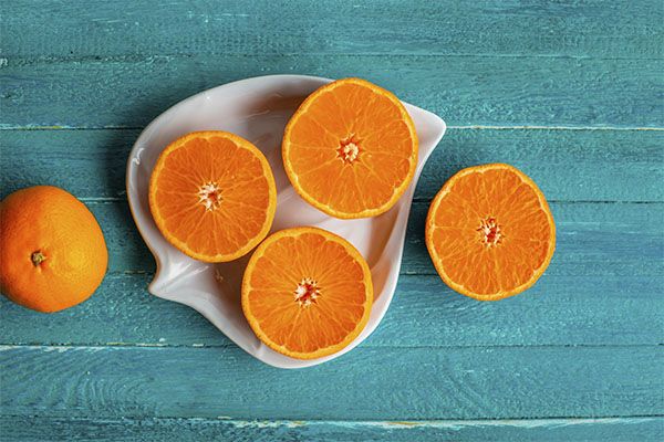 Des tranches d'oranges placées dans un récipient en forme de feuille.