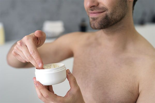 Homme buvant du gel capillaire avec ses mains 