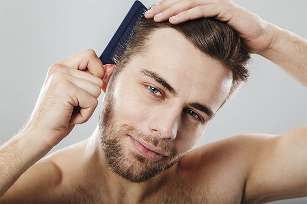 L'homme se peigne les cheveux , Gel capillaire et chute de cheveux