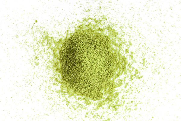 poudre verte sur une surface blanche 