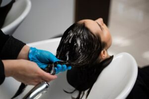 De beaux cheveux en cours de traitement à la kératine