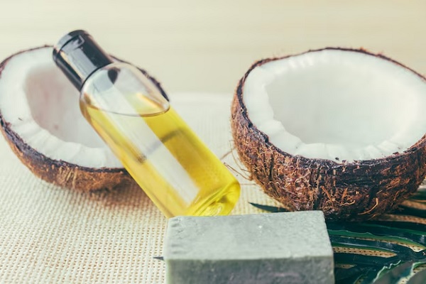 Bouteille de lotion et noix de coco