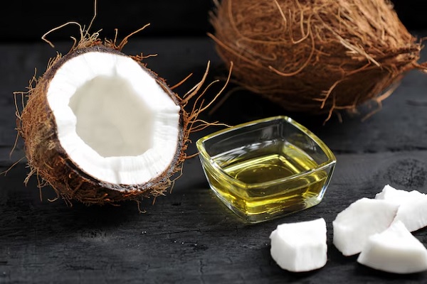 Noix de coco entière, noix de coco cassée et huile de coco