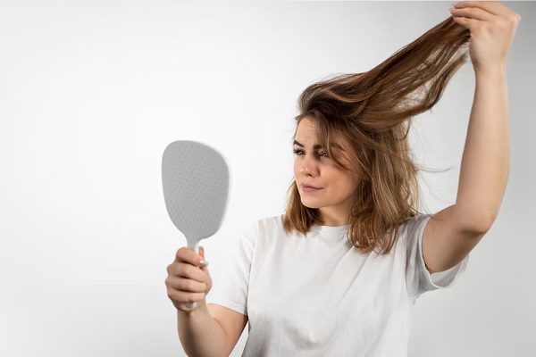 De beaux cheveux en cours de traitement à la kératine