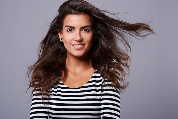 Portrait de jolie femme en studio