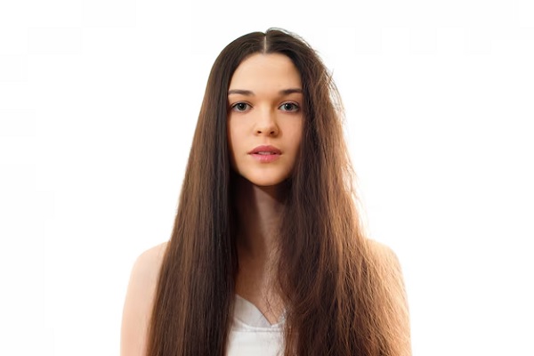 Jeune femme aux cheveux bien coiffés, peignés et à problèmes