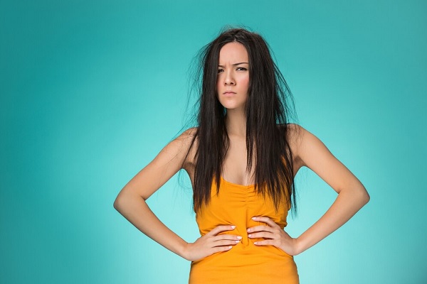 Jeune femme frustrée ayant de mauvais cheveux