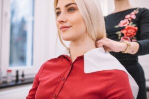Femme préparant une fille pour une coupe de cheveux