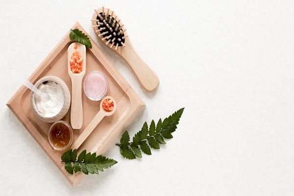 Produits cosmétiques sur une planche en bois. . Les meilleures plantes pour favoriser la croissance des cheveux 
