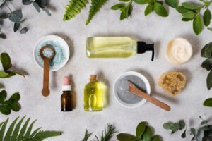 Vue du dessus de la bouteille d'huile naturelle.