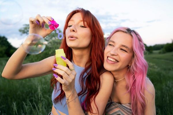 Jeunes femmes s'amusant en été. Les soins des cheveux en été 