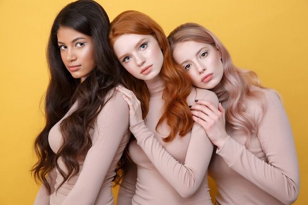 Trois dames posant en studio