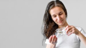 Femme avec espace de copie et sérum capillaire