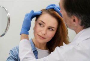 Femme recevant un traitement contre la perte de cheveux dans une clinique