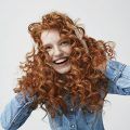 Les cheveux ondulés se caractérisent par un aspect à mi-chemin entre le boucler et le lisse. Ils se présentent sous la forme de boucles lâches, jusqu'à des ondulations en forme de "S". Il est également important de noter qu'il existe trois sous-types avec des caractéristiques différentes entre eux.