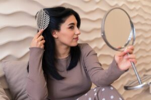 Femme se coiffant lors de son rituel de beauté
