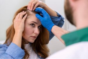 Femme recevant un traitement contre la perte de cheveux dans une clinique