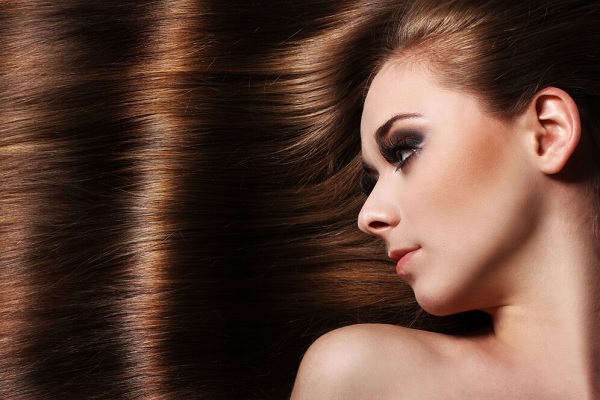 Belle fille aux cheveux longs