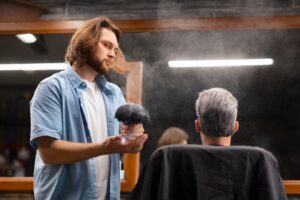 Plan moyen d'un homme se faisant couper les cheveux, les meilleures coupes de cheveux pour les chauves