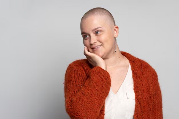 Jeune femme luttant contre le cancer du sein. perte de cheveux pendant un traitement anticancéreux