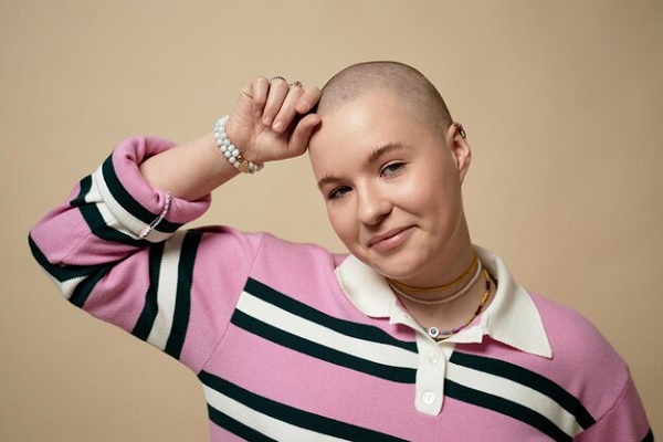Jeune femme luttant contre le cancer du sein