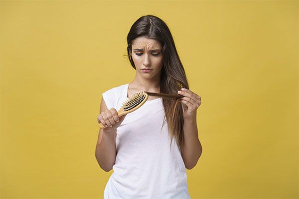 Lorsque les cheveux à racine blanche tombent