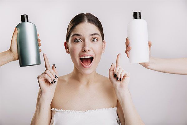 Belle femme indécise qui shampooinera