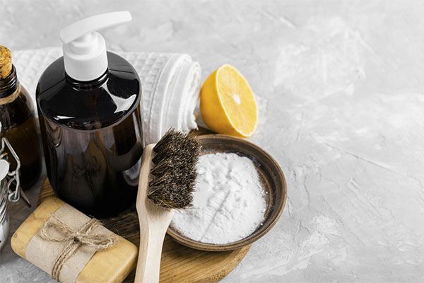 Grand angle de produits de nettoyage écologiques avec savon et espace pour la copie.