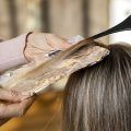 On parle de coloration démipermanente lorsque les pigments de couleur n'atteignent pas l'intérieur du cheveu, mais se déposent presque à la surface sans en altérer la structure. La coloration démi-permanente est une coloration douce qui vise à obtenir un résultat naturel et à revitaliser la couleur.