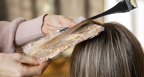 On parle de coloration démipermanente lorsque les pigments de couleur n'atteignent pas l'intérieur du cheveu, mais se déposent presque à la surface sans en altérer la structure. La coloration démi-permanente est une coloration douce qui vise à obtenir un résultat naturel et à revitaliser la couleur.