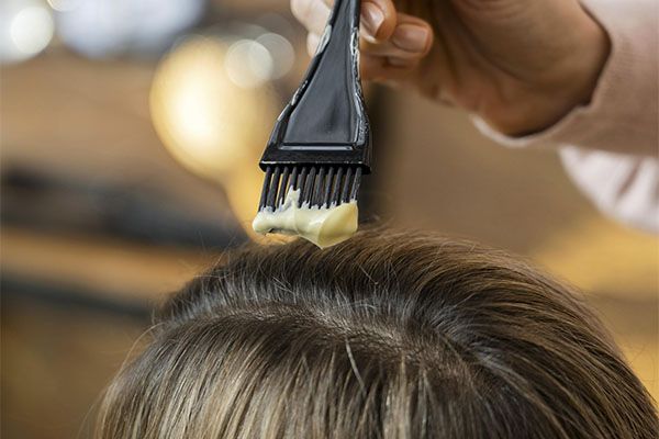 Femme recevant un traitement de décoloration des cheveux