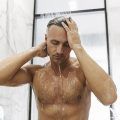 Les personnes qui souffrent d'alopécie androgénétique ne le savent pas, car c'est comme une roulette, si votre père en a souffert, il est possible que vous en souffriez, mais il est également possible que vous n'en souffrirez pas, mais au fur et à mesure qu'elle progresse, elle commence à se faire remarquer très rapidement au niveau des tempes et de la racine des cheveux. Mais ne vous inquiétez pas, si vous voulez combattre et arrêter la chute des cheveux, il existe un shampooing qui est responsable d'attaquer la racine de ce problème qui affecte principalement les hommes.