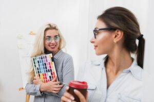 De belles femmes souriantes se regardant l'une l'autre