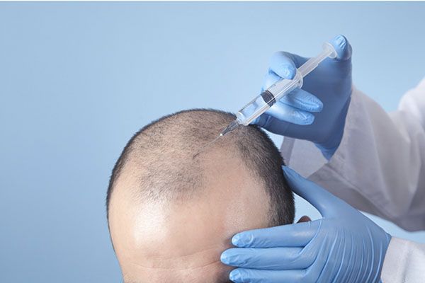 Après la greffe des unités folliculaires, un pansement est appliqué sur le cuir chevelu qui ne peut être enlevé que par les médecins. Pour réduire l'inflammation caractéristique de la manipulation de la peau, des médicaments seront prescrits. Après 24 heures, il est temps de procéder à un premier contrôle et de laver les cheveux avec une solution saline. Le patient recevra des instructions sur les soins à apporter à son cuir chevelu au cours des prochains mois.