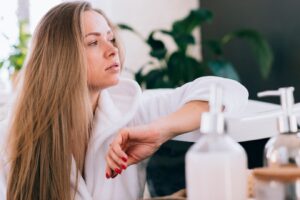 Fille blonde se préparant dans la salle de bain, Pour qui le shampooing clarifiant est-il recommandé