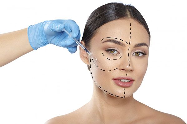 femme mince traitée dans une clinique de chirurgie esthétique en Turquie