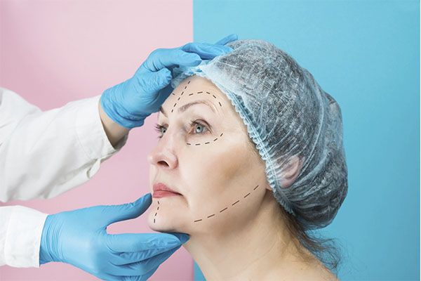 femme mince traitée dans une clinique de chirurgie esthétique en Turquie